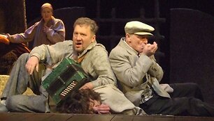 &bdquo;Labai paprasta istorija&ldquo;, režisuota G.Padegimo, komi&scaron;kai pasakos apie tikrąsias vertybes. &Scaron;iaulių dramos teatro nuotr. 