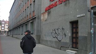 Vėjas nuo Muzikinio teatro pastato plė&scaron;ė tinką.