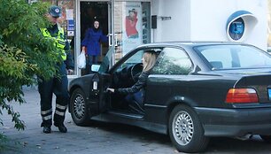 Taikos prospekto gyventojai skundais užvertė Klaipėdos savivaldybės Transporto tarnybą. Nepaisant to, automobiliai ant &scaron;aligatvių statomi nuolat.