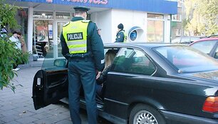 Taikos prospekto gyventojai skundais užvertė Klaipėdos savivaldybės Transporto tarnybą. Nepaisant to, automobiliai ant &scaron;aligatvių statomi nuolat.