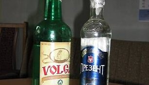 Kapinėse prekiauta naminukė nebuvo puikios kokybės. Buteliuose plaukiojo musytės.