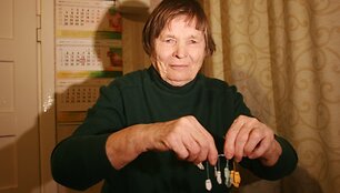 Tam, kad numegztų porą mažulyčių kojinaičių, S.Vinskontienei prireikia maždaug &scaron;e&scaron;ių valandų. 