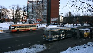 Visuomeninis transportas per pastaruosius metus gerokai i&scaron;tu&scaron;tėjo. &bdquo;Klaipėdos keleivinis transportas&ldquo; skaičiuoja, kad pernai keleivių sumažėję apie 8 proc., mikroautubusus valdančios kompanijos teigia kad keliautojų sumažėję dar labiau.