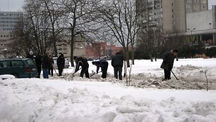 Paryžiaus komunos gatvėje žmonės talką pradėjo dar de&scaron;imtą ryto. 