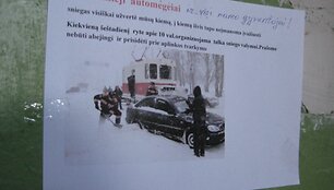 Gyventojus į kiemą i&scaron;eiti ragino skelbimai laiptinėse.