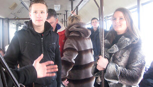 Studentų garsiai deklamuoti eilėra&scaron;čiai Klaipėdos visuomeniniame transporte sulaukė įvairiausių reakcijų.