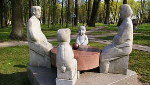Klaipėdiečiai vėl kviečiami į šachmatų turnyrus Skulptūrų parke.