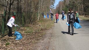 Pajūrį tvarkę klaipėdiečiai į mai&scaron;us dažniausiai krovė butelius. 