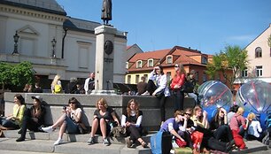 Klaipėdos universiteto studentai sekmadienį linksmybėms pakvietė į Teatro aik&scaron;tę.