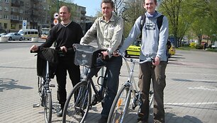 Anot dviračių entuziastų (i&scaron; kairės) Dariaus, Sauliaus ir Aleksandro, Klaipėdai trūksta geranori&scaron;kumo ekologi&scaron;kam transportui. 