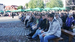 Klaipėdiečiai penktadienio vakarą užėmė Teatro aik&scaron;tę.