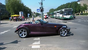 JAV gaminamas „Plymouth Prowler“, prieš kelias dienas išriedėjęs į uostamiesčio gatves, viliojo praieivių žvilgsnius.