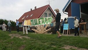 Nuniokota gamta susirūpinę žmonės akcijos leitmotyvu pasirinko M.Mikutavičiaus dainą &bdquo;A&scaron; tikrai myliu Lietuvą&ldquo;.  