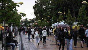 Lietingu oru poilsiautojai kursavo populiariuoju mar&scaron;rutu per J.Basanavičiaus gatvę.