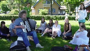Maestro A.Kulikauskas moko moksleivius muzikinių improvizacijų.