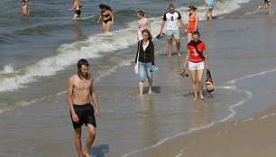 Lietuviai jau pradėjo maudynių sezoną, tačiau sužaliavę dumbliai gali atbaidyti dalį mauduolių.