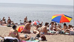 Paplūdimiuose tėvai neretai užsimir&scaron;ta atvažiavę su vaikais.