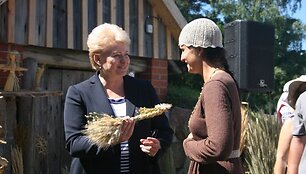 Prezidentė Klaipėdoje sudalyvavo etnografinėje &scaron;ventėje &bdquo;Žuvys i&scaron;galvojo giesmes&ldquo;.  