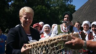 Daliai Grybauskaitei žvejai įteikė rūkytą kar&scaron;į. 