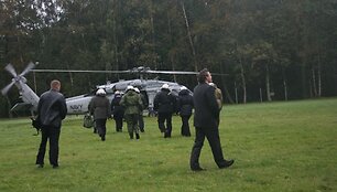 Prezidentė su delegavija į JAV karinį laivą skrido sraigtasparniu &bdquo;Black Hawk&ldquo;.  