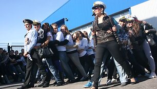 Ketvirtadienį krik&scaron;tyti Socialinių mokslų kolegijos studentai turėjo apsirengti jūrine tematika. Tačiau žiaurių i&scaron;bandymų jiems neteko patirti. 