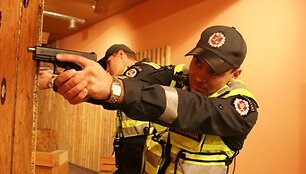 Lietuvos policijos mokykloje kursantai rengiami taip, kad i&scaron;kart būtų pasiruo&scaron;ę darbui. Beveik visi kursantai, vos tik gavę diplomus gauna paskyrimus į savo komisariatus.