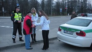 Klaipėdoje praeiviams dalyti at&scaron;vaitai.