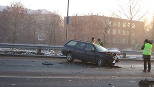 Automobilis VW Passat po smūgio atsitrenkė į viaduko atitvarus.