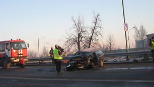 Ugniagesiams teko traukti automobilyje prispaustą žmogų.