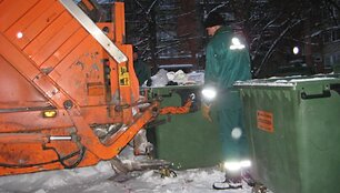 Smarkiai užpusčius kiemus klaipėdiečiai piktinasi, kad nelaiku i&scaron;vežamos atliekos.