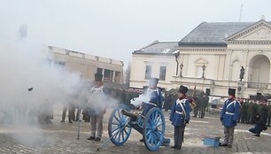 Naktiniai žygeiviai Teatro aik&scaron;tėje pasitikti patrankų salvėmis.sal