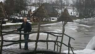 Kaimo turizmo sodybos &bdquo;Vienkiemis&ldquo; &scaron;eimininkas A.&Scaron;oblinskas nė vienais metais negali būti tikras, jog patvinusi Akmenos upė nepasės baimės ir nepridarys nuostolių. 
