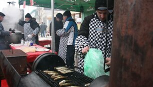 Stintų kaina ir &scaron;ią &scaron;ventę i&scaron;liko tokia pati - penkios keptos žuvėlės atsiėjo 10 Lt.