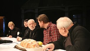 Žiūrovai i&scaron;vys visi&scaron;kai atnaujintą &bdquo;Smuikininką ant stogo&ldquo;, režisuojamą J.&Scaron;urmiejaus (centre). 