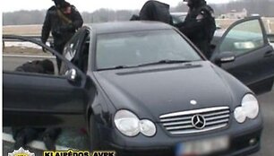 Operacijos metu per jėgą pateko į automobilio vidų, nes įtariamiej prie&scaron;inosi.