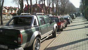 Į Palangą suvažiavę poilsiautojai automobiliais užgrūdo gatves. Dauguma jų net pamir&scaron;o, jog automobilių statymas - apmokęstintas.