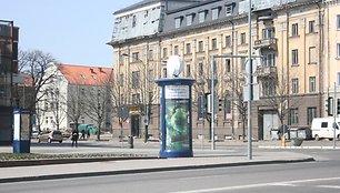 Laikrodis Atgimimo aikštėje jau kurį laiką uždengtas drobule. 