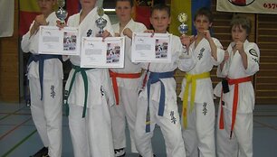 I&scaron; kairės: Vilius Liniauskas, Kasparas Karalis - čempionas kata rungtyje ir bronzos medalio laimėtojas kumite rungtyje, Justas Troinič, Arnas Balčinas - vicečempionas kata rungtyje, Dominykas Mockus ir Danas Janu&scaron;ka.