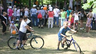 Vaikiškas šurmulys vilnijo per Poilsio parką.