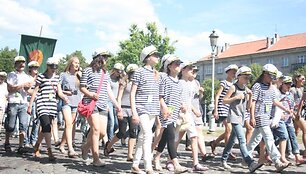Žygiuoja &scaron;ventės &scaron;eimininkai - klaipėdiečiai.