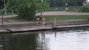 Danės upėje trečiadienio vakarą trys jaunuoliai surengė tikras maudynes.