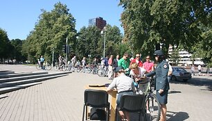 Nusidriekė visa eilė panorusių pasižymėti dviratį. 