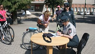 Dviračius pareigūnai žymėjo tik tiems, kurie turėjo visus reikiamus dokumentus. 