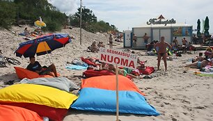 Palangos paplūdimyje poilsiautojai gali i&scaron;sinuomoti spalvingus sėdmai&scaron;ius. 