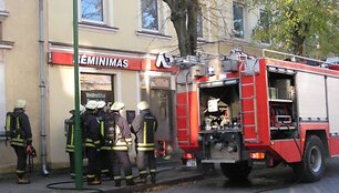 Klaipėdoje pirmadienį užsiliepsnojo parduotuvė. 