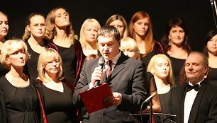 Žiūrovus pasveikinęs teatro vadovas Ramūnas Kaubrys apgailestavo, kad finansų trūkumas nutolino svajonę turėti naują pastatą teatrui. 