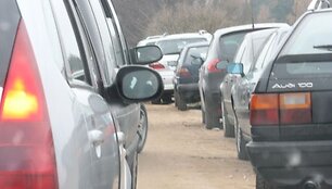 Aplinkkeliu į kapines važiavę automobiliai pateko į spūstis.