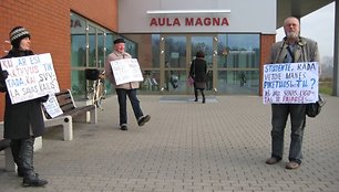 Piketuotojai prie Klaipėdos universiteto pasitiko konferencijos dalyvius.