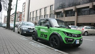 Elektromobilis uostamiesčio gatvėje kol kas atrodo egzoti&scaron;kai. 
