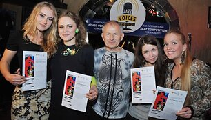 I&scaron; kairės į de&scaron;inę: Jekaterina Pranevič, Laura Budreckytė, Steponas Janu&scaron;ka, Gina Kazlauskaitė ir Veronika Čičinskaitė.